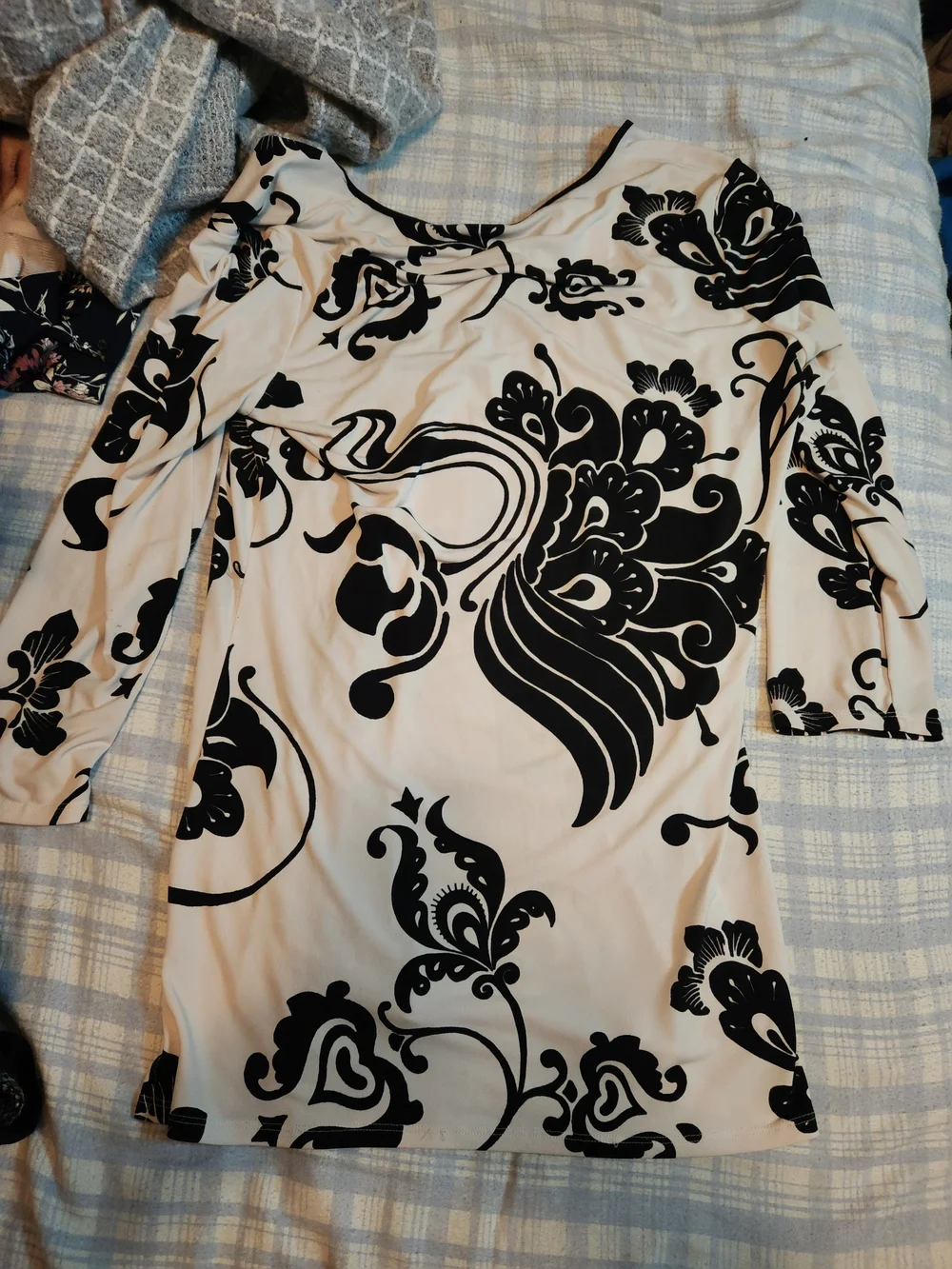 Tahari Cream Tunic with Black Floral Print - V-Neck - Picture 4 of 4